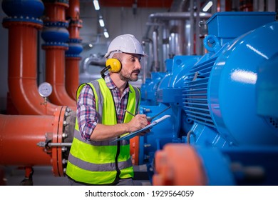 Industrietechniker unter Kontrolle der Industrie Kühlturm Klimaanlage ist Wasser Kühlturm Luftkühler HVAC von großen Industriegebäuden zur Steuerung des Luftsystems.