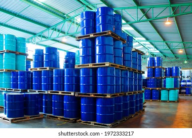 Industrielle Ölfässer oder chemische Trommeln gestapelt.Chemietank.Behälter für Fässer