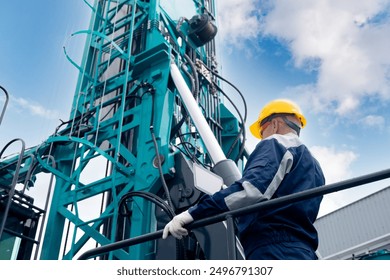 El operador de la industria utiliza la tableta de la computadora para la plataforma de perforación de control en alta mar. Tecnología en exploración industrial de petróleo, minerales, gas y agua artesanal.