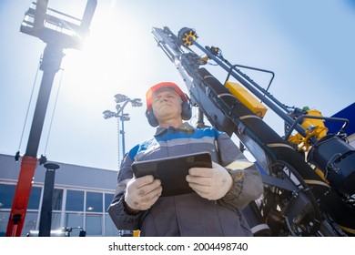 Industry Operator Use Mobile Tablet For Control Drilling Rig For Exploration Of Minerals For Oil, Gas And Artisan Water.