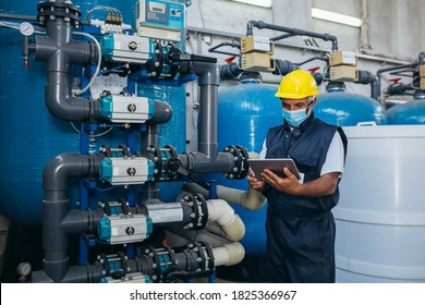 Industriearbeiter, die chemische Wasseraufbereitungsanlagen prüfen