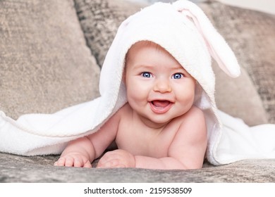 Säugling lächelt. Kleines Mädchenporträt. 