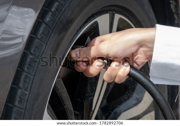 Inflate the tire.\
Pumping air into auto\
wheel.