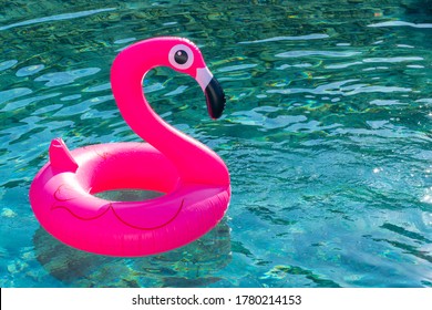 Aufgeblasener rosafarbener Flamingo auf schönem türkisblauem Wasser.