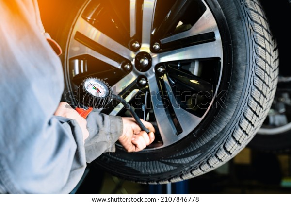 Inflating tire and\
air pressure in tire\
fitting.