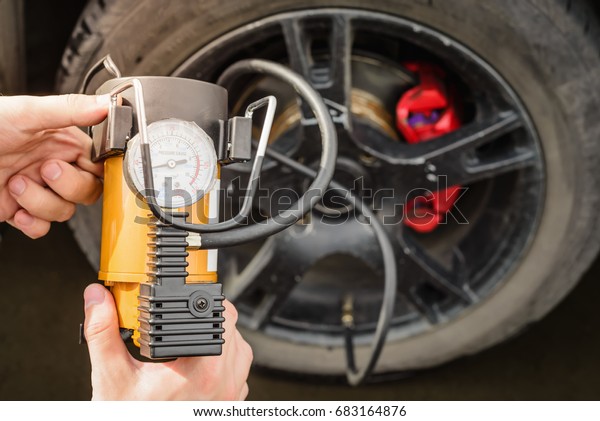 inflating tire\
by the electric pump on the\
roadside