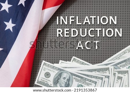 Inflation reduction Act law concept. Fat lay of text, american flag and dollar banknotes Foto stock © 