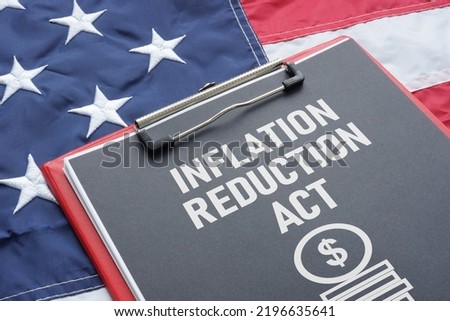 Inflation Reduction Act is shown using a text and the US flag Foto stock © 