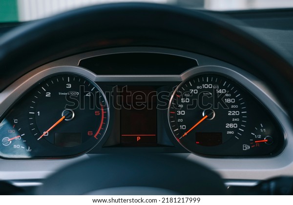 Information\
indicator panel in the car\'s\
interior.