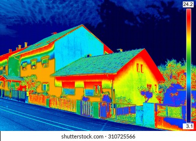 Infrarot-Thermovision-Bild mit fehlender Wärmedämmung im Haus