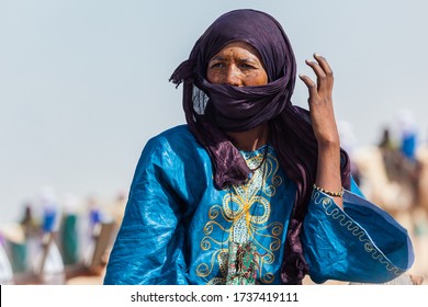 Ingall, Niger - September 2013: Tuareg Nomad Woman In Traditional Turban Sahara Desert