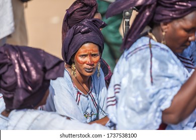 Ingall, Niger - September 2013: Tuareg Nomad Woman In Traditional Turban Sahara Desert