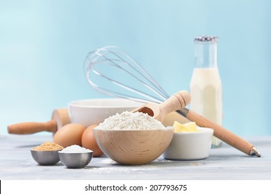 Zutaten und Werkzeuge zur Herstellung von Kuchen, Mehl, Butter, Zucker, Eiern