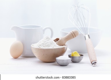 Zutaten und Werkzeuge zur Herstellung von Kuchen, Mehl, Butter, Zucker, Eiern
