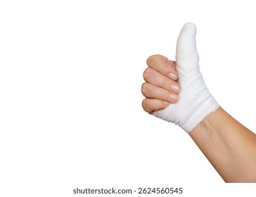 Dedo o mano lesionada y adolorida con vendaje blanco que se muestra como un símbolo. Pulgares hacia arriba - Satisfecho con el concepto de medicina