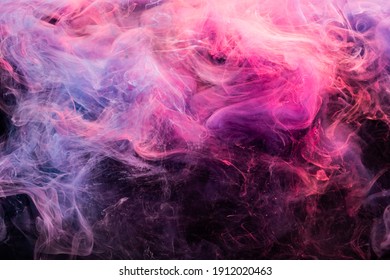 Tinte in Wasser. Farbiger Hintergrund. Kreatives Rauchwolken-Design. Harmonische Transformation. Glühender rosa violetter Nebel, der sich im Dunkeln ausbreitet.