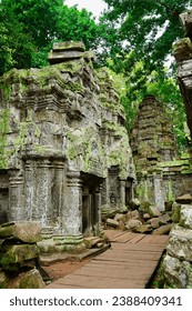 Vista interior de Ta Phrom - Icónico templo Angkor Khmer del siglo XII con raíces de árbol entrelazadas con la estructura del templo, famoso por la película Tomb Raider que presenta a Angeline Jolie en Siem Reap, Camboya