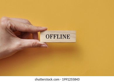 The inscription on the wooden plate: offline. Symbol of life in offline mode
