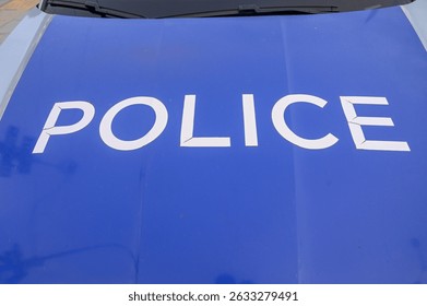 Inscripción policial en un vehículo policial. Coche patrulla de la policía.