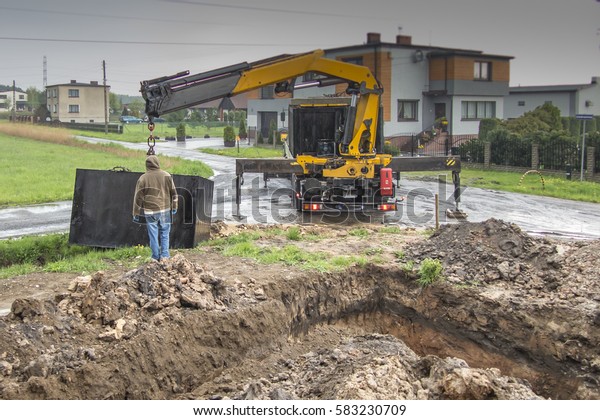 insert\
concrete septic septic tank to earlier dug\
down