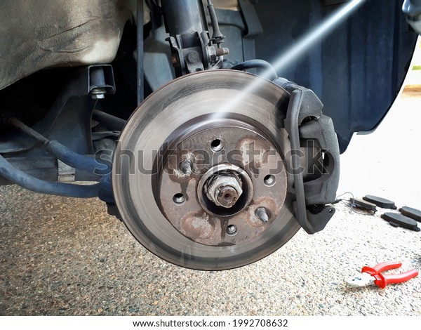 Inserting of the brake pads.
Brake discs with and without pads. Thickness of the vehicle's disc.
Spray removal of soot, grease and brake dust. Rust in the car
brakes. 