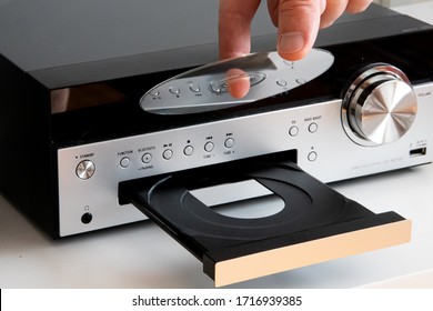 Inserting A Cd Disc To Home Stereo System