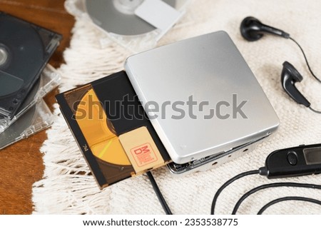 Inserting the MD or Mini Disc into portable player.