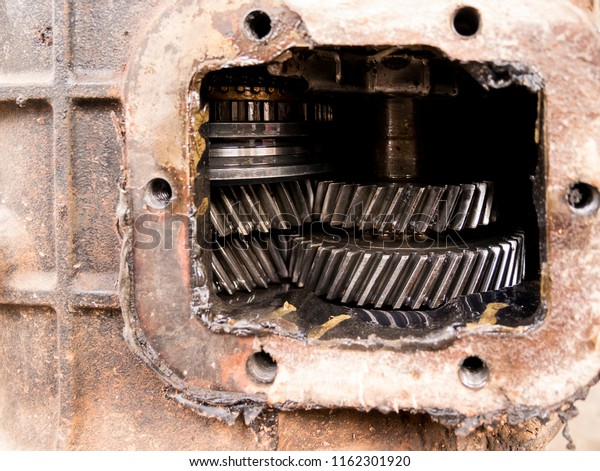 inside of car transmission\
,gear box