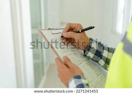inspector or engineer is inspecting construction and quality assurance new house using a checklist. Engineers or architects or contactor work to build the house before handing it over to the homeowner Foto d'archivio © 
