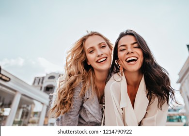 220,854 Two Women Laughing Together Images, Stock Photos & Vectors ...