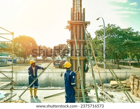 Instal panel columb formwork at the construction of a building