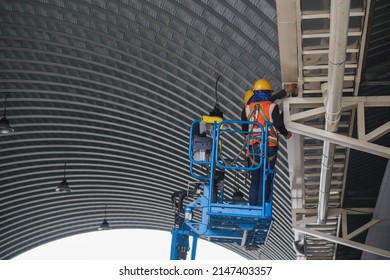 Install Fire Sprinkler System. In The Industrial Plant, Pipe Assembly, Red Fire Pipe, Fire Protection Contractors Using Scissor Lift High Work