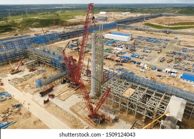 Installation Of A Distillation Column At An Oil Refinery.