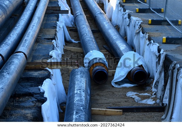 installation of hot water
pipes for heating apartments. Insulated pipes are laid in the road
for sand backfill. hot steam from the thermal power plant is
conducted
underground