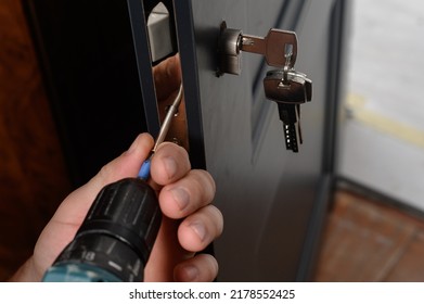 Installation of a lock and door handle to an interior door, a locksmith works with the door, the keys are in the door lock.