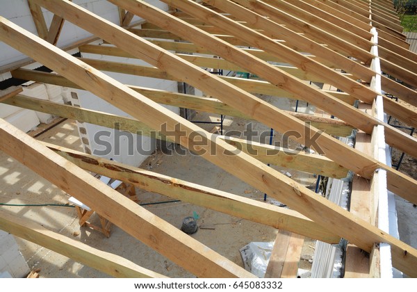 Installation Wooden Beams Construction Roof Truss 库存照片 立即编辑