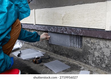 Installing mouse-proof covers for underfloor vents
