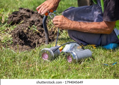 Installing Outdoor Ground Spots Lights At Bottom Of Tree, Low Voltage Landscape Lighting - Tree Lighting.