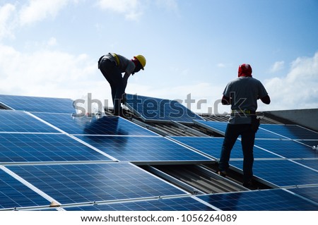 Installing a Solar Cell on a Roof Foto stock © 