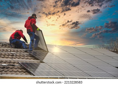 Instalación del sistema de paneles fotovoltaicos solares. Técnico de panel solar instalando paneles solares en el techo. Concepto ecológico energético alternativo.
