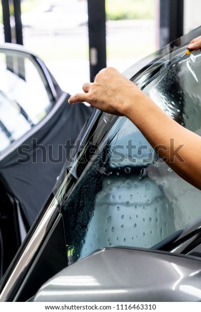 installs a tint film for the car glass - selective\
focus point