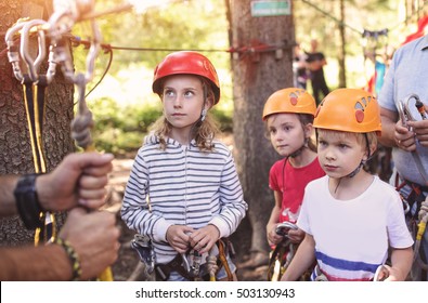 Instruction on the ropes before entering the route - Powered by Shutterstock