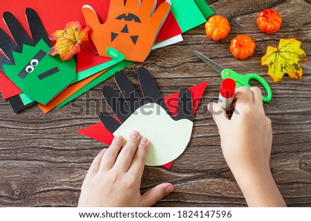 Instructions, step 15. Greeting card halloween on wooden table. Children's creativity project, crafts, crafts for kids.
