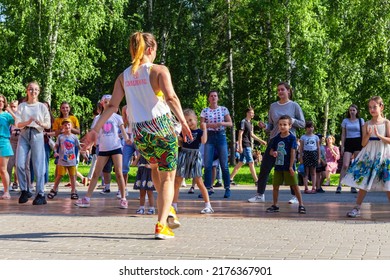 Instructor Conducts Free Class In Park For Everyone, Tomsk, Russia, June 26 2022. City Hosted World Mental Health Day, Youth Day. Coaches From Different Schools Held Group Classes For Everyone.