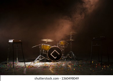 Laden Sie Microphone Drums Stage herunter | KostenlosLaden Sie Microphone Drums Stage herunter | Kostenlos  