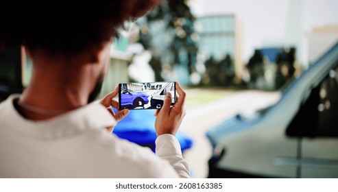 Ajustador de seguros que toma Fotos de accidente automovilístico para el proceso de Reclamo.