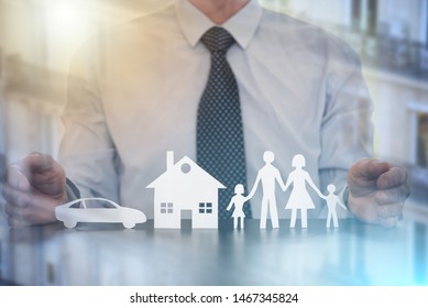 Versicherer zum Schutz einer Familie, eines Hauses und eines Autos mit seinen Händen; Mehrfachexposition
