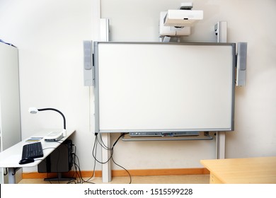 Interaktives Whiteboard mit Beamer als moderne Schultafel im Klassenzimmer, Kopienraum