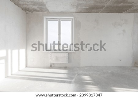 interior of the apartment without decoration in gray colors. rough finish Foto stock © 