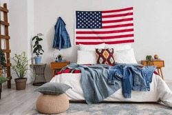 Inneneinrichtung Des Schlafzimmers Mit US-Flagge Und Denim-Jacken